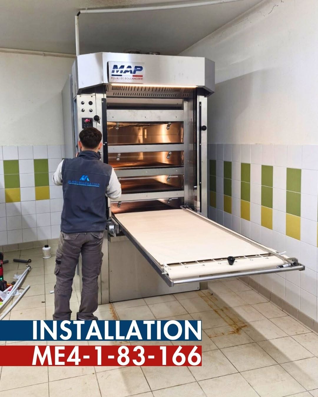 Technicien M Réfrigération installant un four de boulangerie MAP sur un chantier